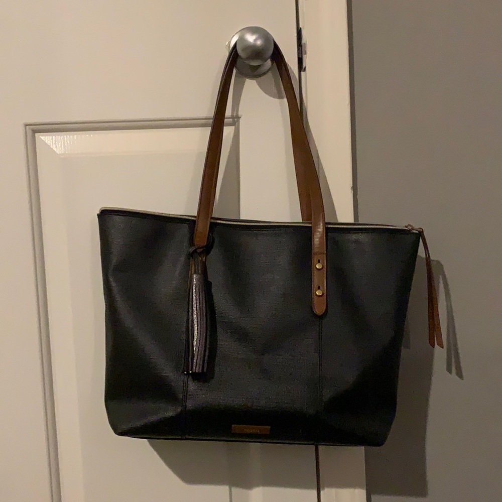 Gently used fossil tote. Minor wear on bottom, noted in picture.